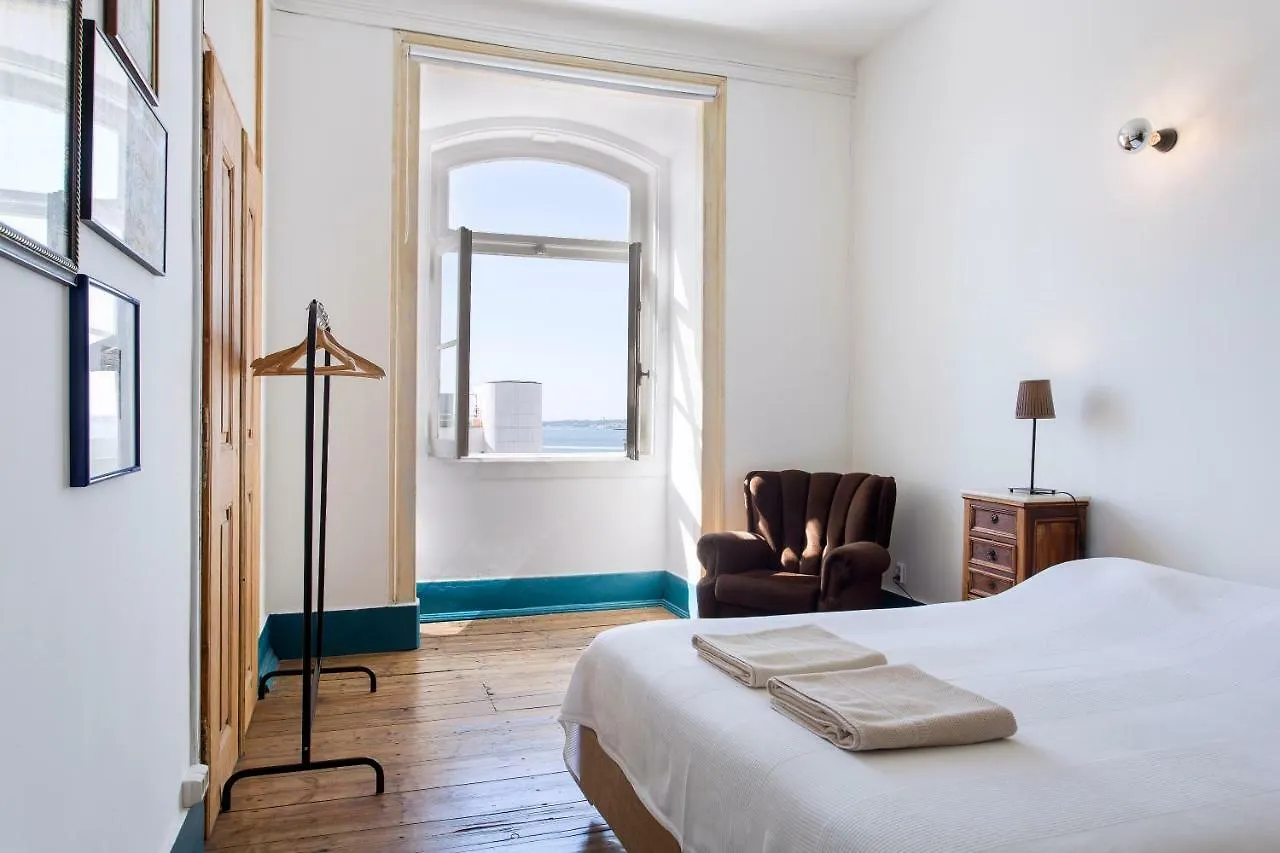 Lost Lisbon :: Cais House בית הארחה